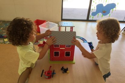 Dos niños jugando la semana pasada en una ludoteca municipal de la capital.