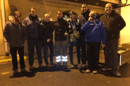 Arenas, cuarto por la derecha, ayer con varios amigos en Bell-lloc.