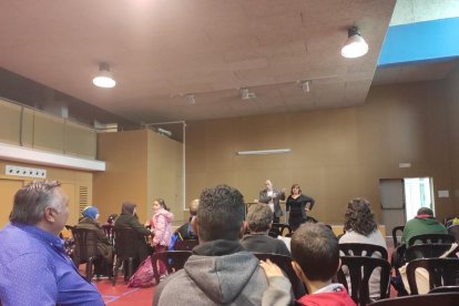 El alcalde, Jordi Ignasi Vidal, junto a la edil de Enseñanza, Laura Corsà, ayer durante la reunión.