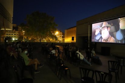 El Museu de Lleida estrenó anoche el ciclo de proyecciones al fresco que tuvo que aplazar en julio.