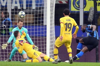 Clément Lenglet salvó un gol de Romelu Lukaku al despejar el balón frente a Neto.