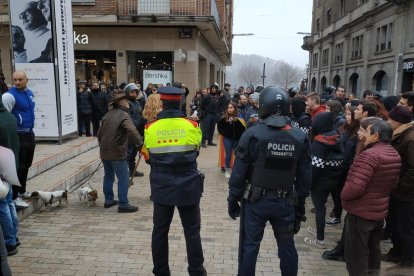 Colectivos independentistas y antifascistas se enfrentan a una concentración de Vox frente a la Paeria