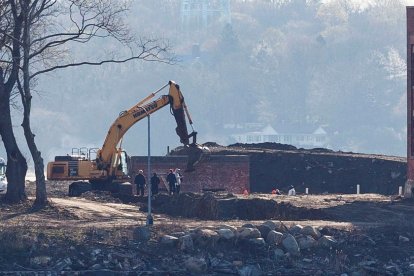 Operarios excavando fosas comunes en Nueva York tras el aumento de fallecidos por el coronavirus. 