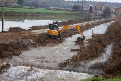 Una máquina limpiando el cauce del río Sió, en Agramunt. 