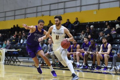 Jordan Rogers durante su etapa como jugador de los Golden Eagles de la California State University.