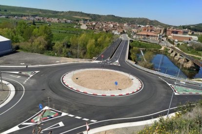 Imagen de la rotonda de Ivars de Noguera en el cruce con la C-26, antes de Alfarràs. 