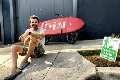 El cantant de Jarabe de Palo, Pau Donés, amb la taula de surf .