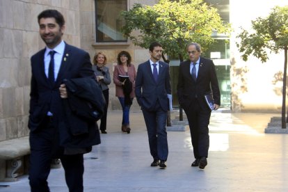 El president, Quim Torra, amb diversos consellers, ahir, abans de la reunió del Consell Executiu.