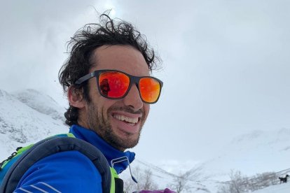 Kilian Jornet amb la seua filla, que va nàixer al març.