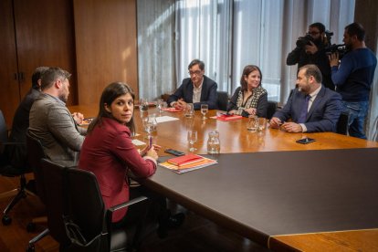 Reunió dels equips negociadors d’ERC i del PSOE, ahir, a Barcelona.