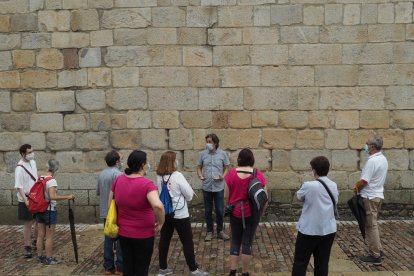 Els participants van poder descobrir les característiques geològiques de la catedral de Santa Maria d’Urgell.