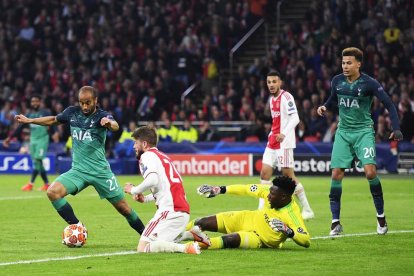 Lucas Moura, autor dels tres gols del Tottenham, en una de les accions ofensives.