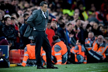 Ernesto Valverde, amb gest de preocupació, durant el partit a Liverpool.