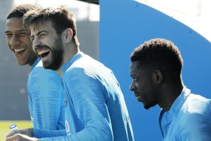 Dembélé, a la dreta, al costat de Piqué i Todibo durant l’entrenament.