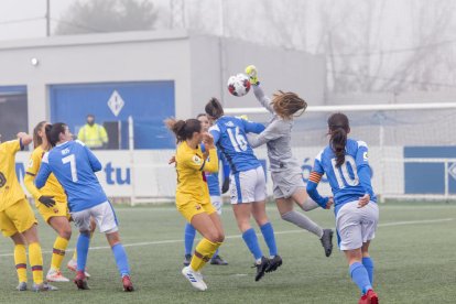 Jani salta amb la portera en l’acció per la qual l’àrbitra va anul·lar el gol de Pixu a l’acció següent.