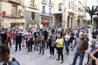 Castro, a l’esquerra, Sall i Freixanet, ahir en la concentració contra l’homofòbia.