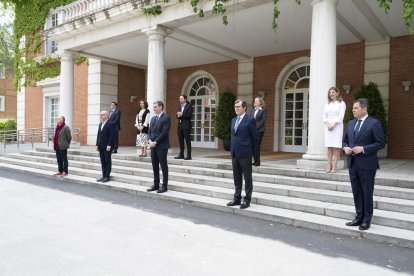 Pedro Sánchez va posar amb membres del Govern i líders dels agents socials a les portes de la Moncloa.