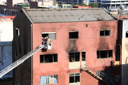 Els Bombers van recuperar a través de les finestres els cadàvers dels morts dins de la nau.