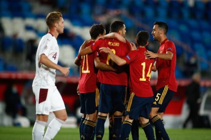 Els jugadors de la selecció espanyola celebren l’únic gol del partit davant de Suïssa.