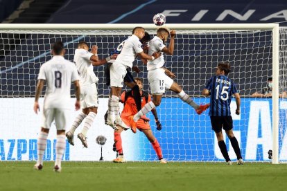 Neymar intenta un remate en una acción del partido de ayer ante el Atalanta.