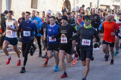 Els pilots Àlex i Marc Márquez, amb altres participants de la prova, a la sortida.