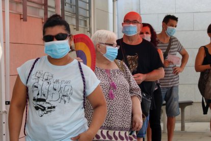 Vecinos de Santa Coloma de Gramenet, ayer, esperando para someterse a una prueba PCR.