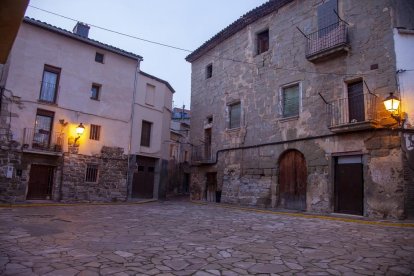 Cal Bisbe i Cal Cama es troben a la plaça Major.