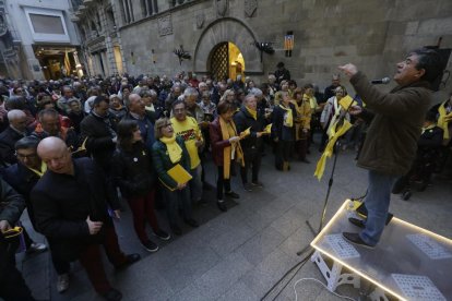 Com cada dilluns, els cantaires es van reunir davant de la Paeria per demanar la llibertat dels presos.