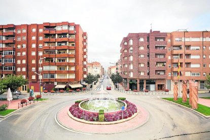 El carrer que dóna accés al centre històric d’Almacelles.