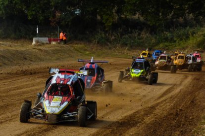 Una de les proves, en concret de car cros, disputades ahir al Circuit de la Serra.