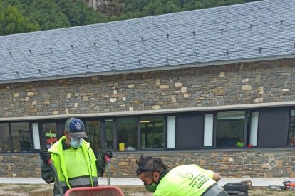 Treballadors de l’ajuntament de la Vall de Boí arreglant el col·legi de cara a l’inici del curs.