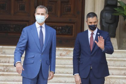 Felipe VI y el presidente del Gobierno central, Pedro Sánchez, ayer, en el Palacio de Marivent.