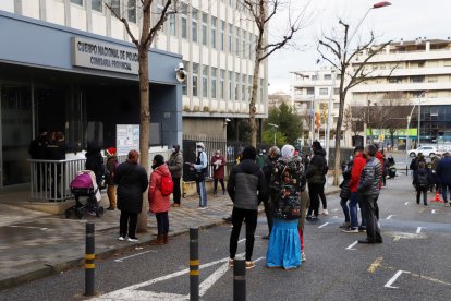 Colas para hacer trámites de extranjería en la comisaría de la Policía