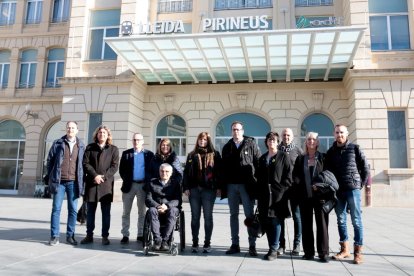 Representants lleidatans de JxCat davant de l'estació de trens Lleida-Pirineus aquest dilluns.