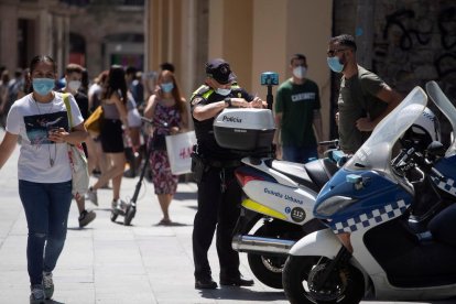 L’Hospitalet pondrá más vigilancia en las calles para hacer cumplir la obligatoriedad de usar mascarilla.