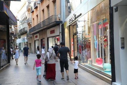 L’afluència als comerços del Segrià ha disminuït notablement des del confinament, com es veu en aquesta imatge d’ahir a l’Eix.