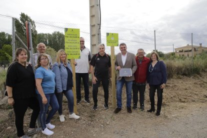 Veïns de la partida mostren els nous cartells.