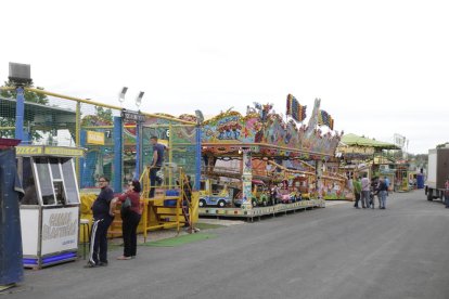 Los feriantes se instalaron el pasado sábado y ayer abrieron las puertas de sus atracciones.