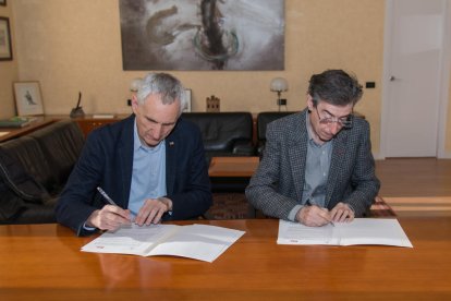 El director del IRTA y el rector de la UdL, firmando el convenio.