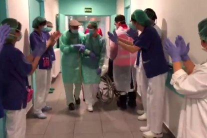 Personal sanitari de l’Hospital de la Seu aplaudeix un ancià de 93 anys que va rebre l’alta de coronavirus a finals de març.