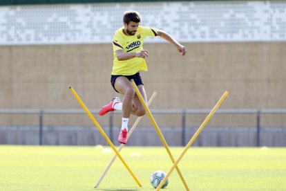 Gerard Piqué, durant l’entrenament d’ahir a les instal·lacions del FC Barcelona.