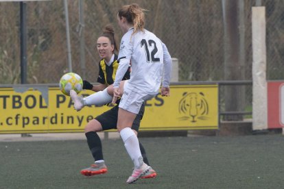 Una acció del partit d’ahir entre el Pardinyes i l’Osca.