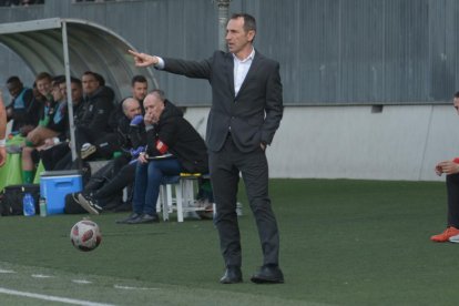 Oliva debuta con un empate en Cornellà