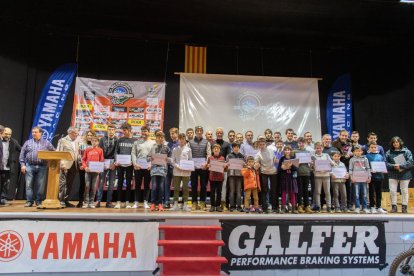 Foto de família dels premiats durant la gala del Moto Club Segre, celebrada al poliesportiu de Bellpuig.