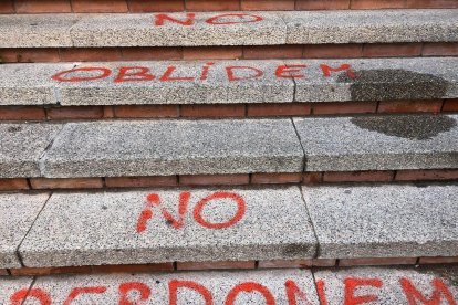 Colegios electorales de Tàrrega y Guissona se despiertan con pintadas independentistas