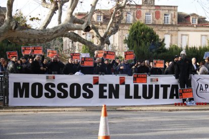 Un centenar de mossos se concentran en el Parlament para reivindicar mejoras laborales