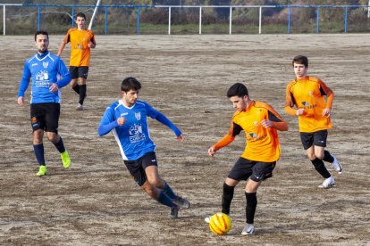 Un jugador del Les controla la bimba davant la pressió d’un jugador del Sant Guim. 