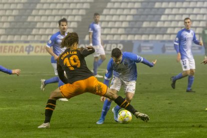 Liberto encara Koba Lein en una acció del segon temps.