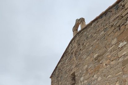 Alcalde y arqueólogos, en la ermita tras las excavaciones.