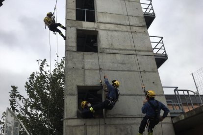 Un dels exercicis que van fer ahir al parc de Mollerussa.